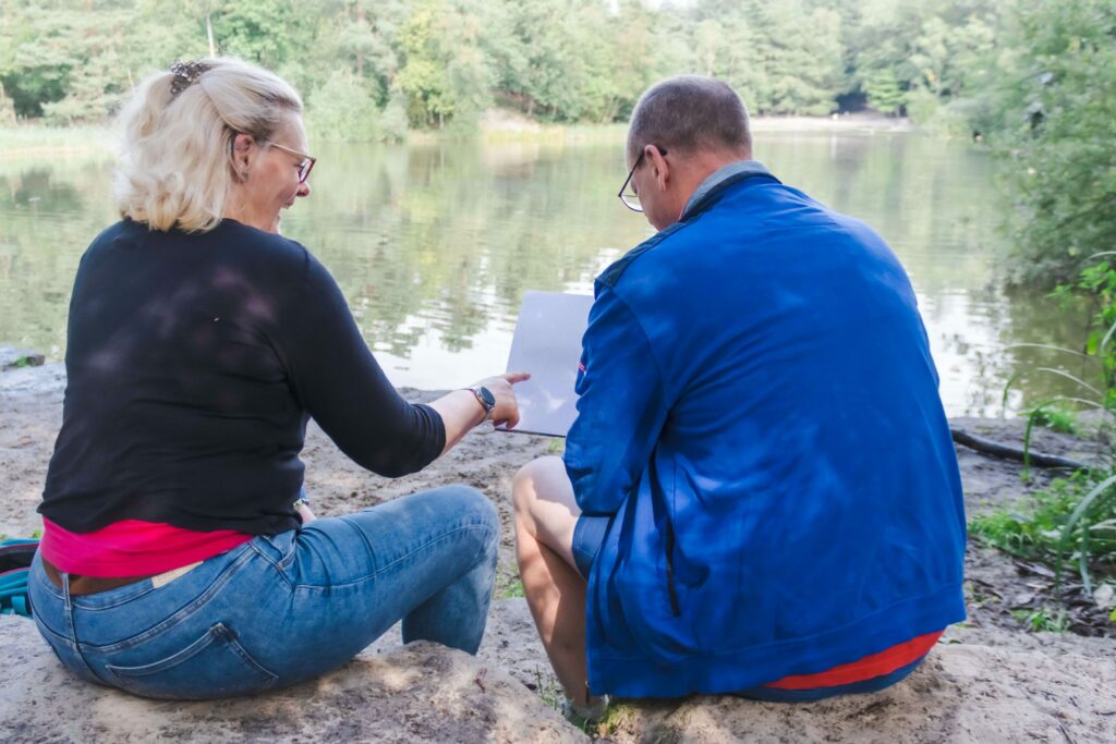 Cat Boersma coaching outdoors by a peaceful lake, helping expat women reflect and find clarity through nature-based exercises.